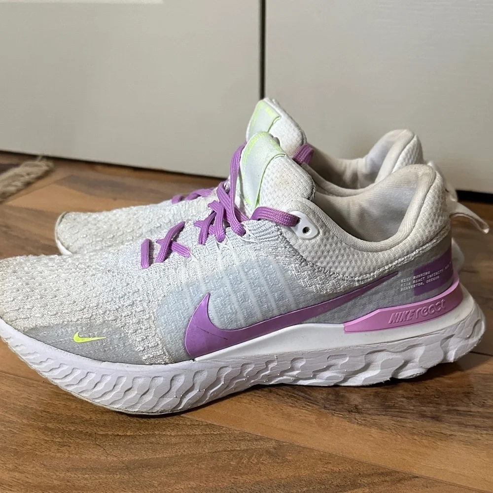 Nike Woman White and Lavender Sneakers